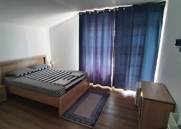 ホームステイ Casa Amina スリナ