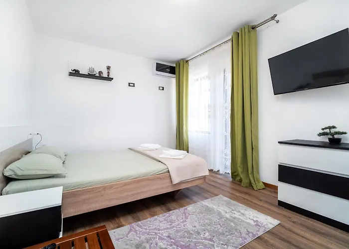 ホームステイ Casa Amina スリナ